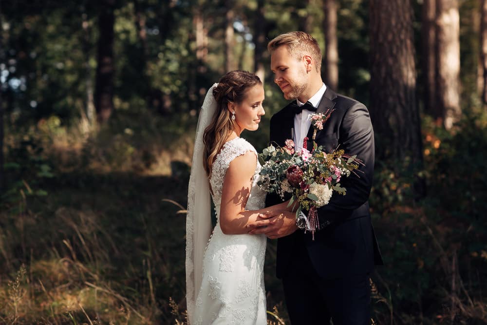 Madelen & Torstein - romantisk sommerbryllup i Sarpsborg Carlberg gaard bryllup Sarpsborg 15 Brudepar